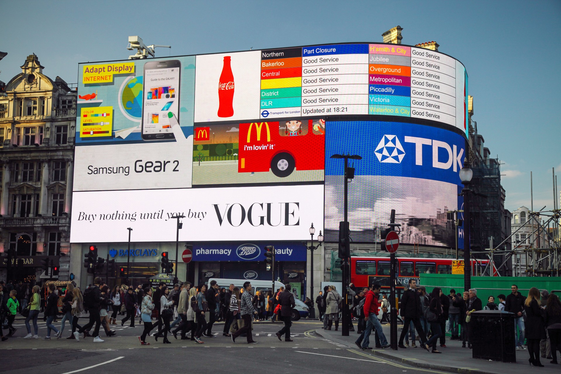 UK London Piccadilly Circus square crowd